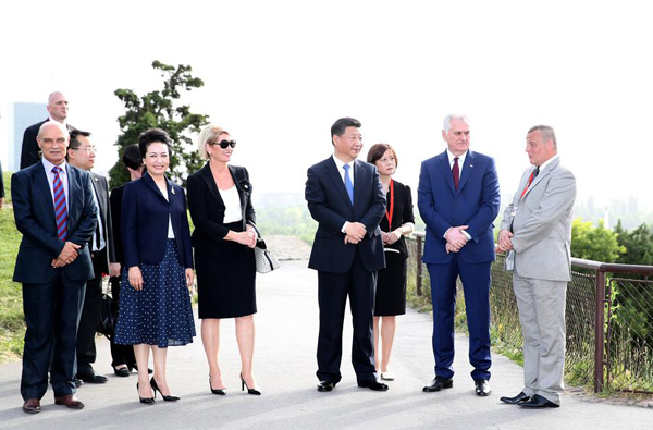 6月17日，习近平主席和夫人彭丽媛在塞尔维亚总统尼科利奇夫妇陪同下参观卡莱梅格丹公园。 新华社记者 马占成 摄