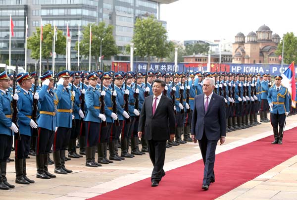 6月18日，习近平主席出席塞尔维亚总统尼科利奇在贝尔格莱德举行的隆重欢迎仪式。 新华社记者兰红光摄