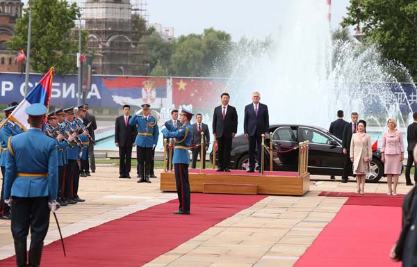 6月18日，习近平主席出席塞尔维亚总统尼科利奇在贝尔格莱德举行的隆重欢迎仪式。 新华社记者马占成摄