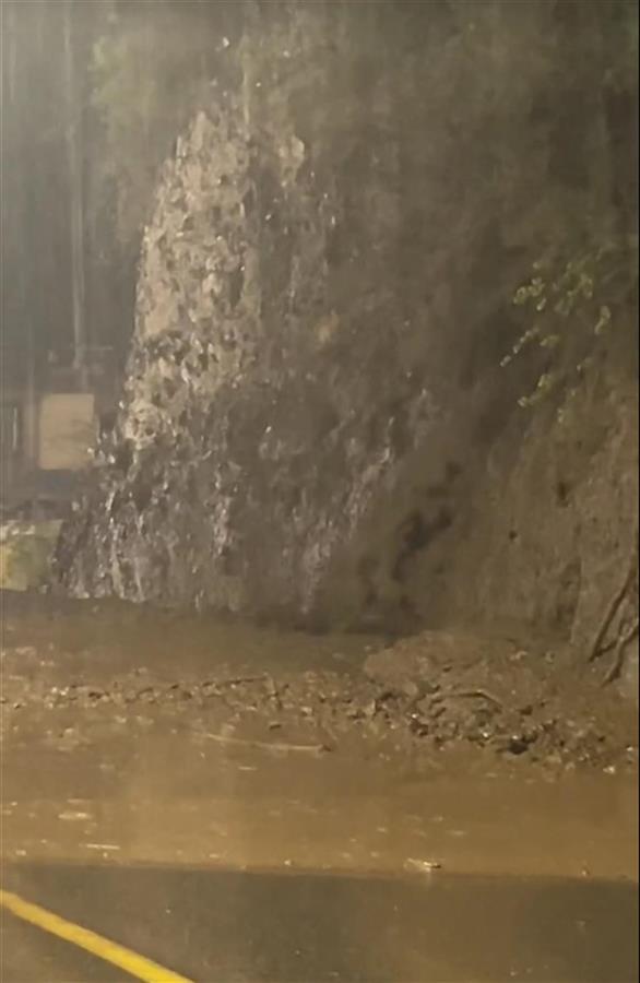 四川发生泥石流新闻_四川泥石流一个村被埋视频_四川甘孜突发泥石流多车被埋