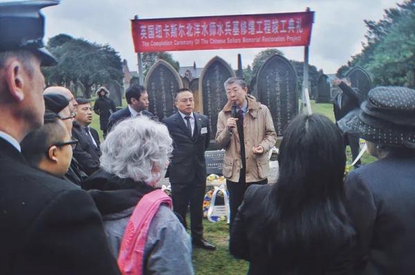 留学生带福建舰照片祭奠先烈_留学生带福建舰照片祭奠先烈_留学生带福建舰照片祭奠先烈