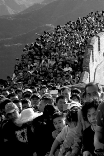 八达岭长城在“十一”期间游人如织。(资料图片)本报记者潘之望摄