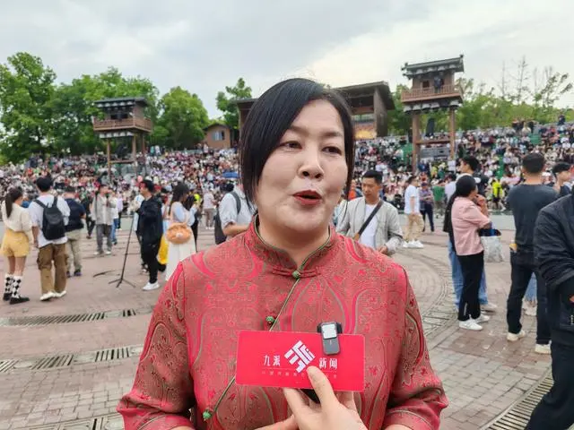 开封王婆武汉首秀：游客坐满看台_开封王婆武汉首秀：游客坐满看台_开封王婆武汉首秀：游客坐满看台