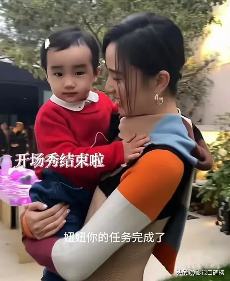 _李亚鹏娇妻抱着女儿一起走秀，重回T台的她十分自信，气场全开_李亚鹏娇妻抱着女儿一起走秀，重回T台的她十分自信，气场全开