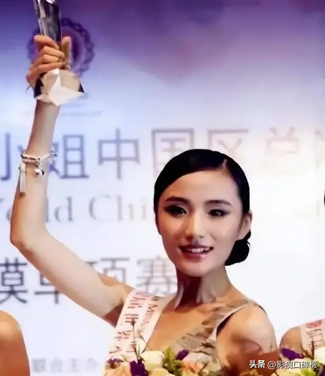 李亚鹏娇妻抱着女儿一起走秀，重回T台的她十分自信，气场全开_李亚鹏娇妻抱着女儿一起走秀，重回T台的她十分自信，气场全开_