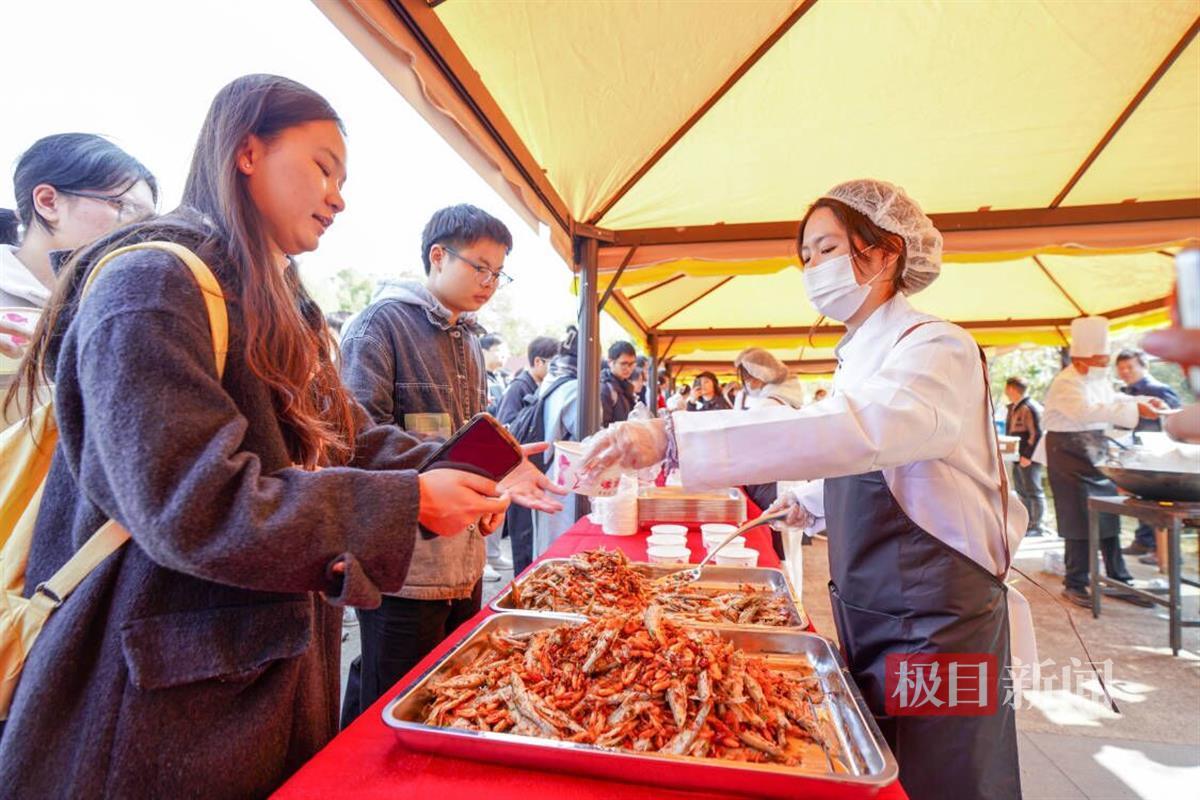 饥荒如何刷屎_高校连续10年组织师生下湖捞鱼_美团上海总部工资待遇