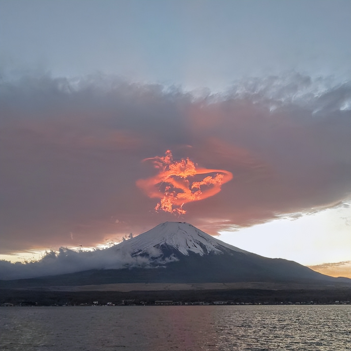 日本富士山惊现“神龙”奇景，动漫迷们纷纷转发致敬鸟山明老师__日本富士山惊现“神龙”奇景，动漫迷们纷纷转发致敬鸟山明老师