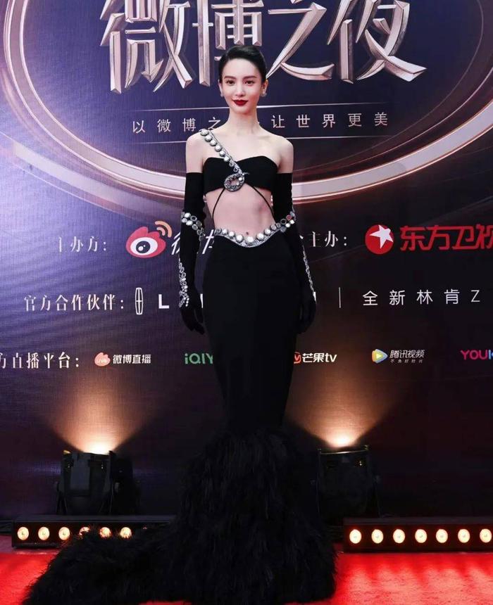 娱乐圈敢穿的女明星_女米色风衣穿什么内搭_内娱最敢穿女星