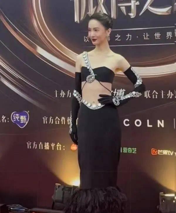 内娱最敢穿女星_女米色风衣穿什么内搭_娱乐圈敢穿的女明星