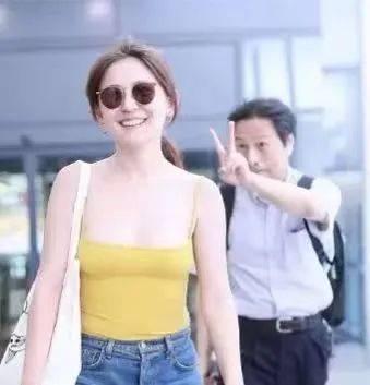 内娱最敢穿女星_女米色风衣穿什么内搭_娱乐圈敢穿的女明星