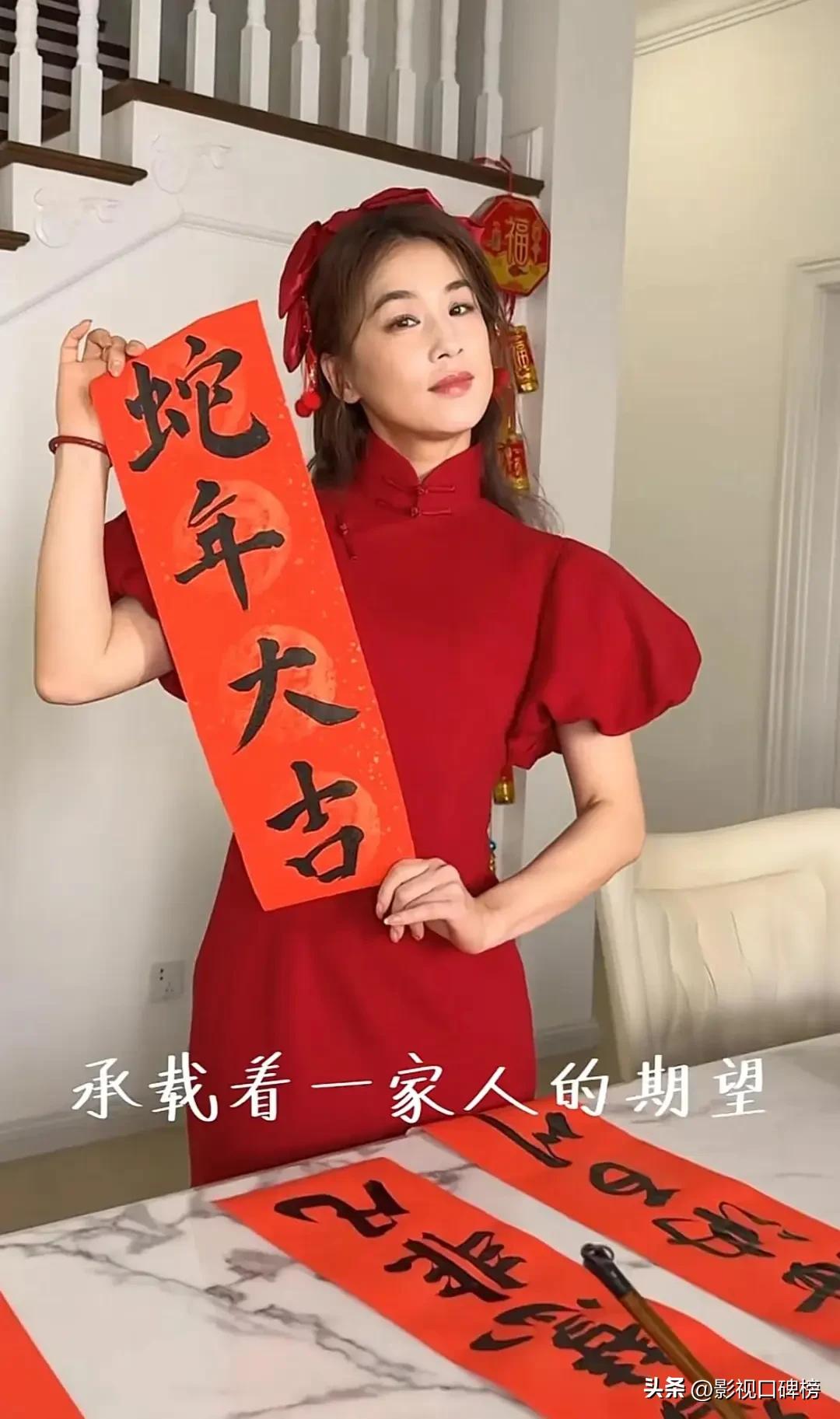 黄圣依选择离婚，很多网友支持，她开心的在杨子豪宅内写对联_黄圣依选择离婚，很多网友支持，她开心的在杨子豪宅内写对联_